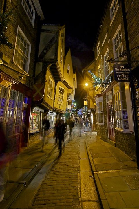 Alla scoperta di York_28.jpg - Insomma...tornando di notte nella viuzza con gli edifici storti di cui sopra direi che ci sono validi motivi per fare una passeggiata da queste parti!